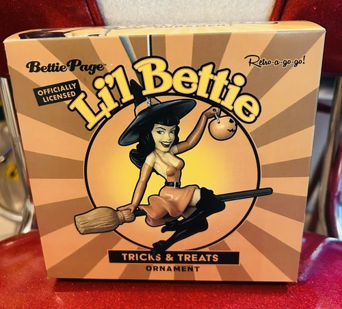 Retro-A-Go-Go Bettie Page Tricks and Treats Hexe Ornament Brandneu Mint in Box