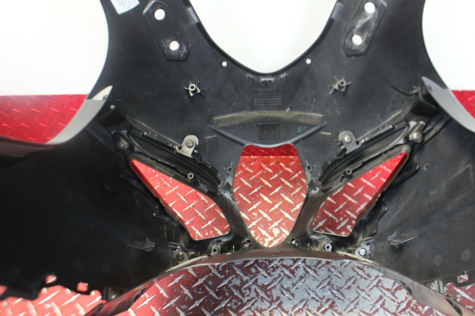2017 - 2020 GSXR 1000 OEM UPPER FAIRING PLASTIC HAS LIGHT MARKS GX275 image