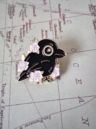 Krähe Rabe Vogel Corvid Emaille Pin Anstecker weiß Blume Gothic