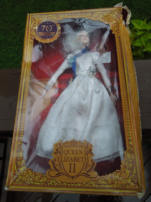 NEW Queen Elizabeth II Platinum Jubilee 70th Anniversary Doll Box READ #95533