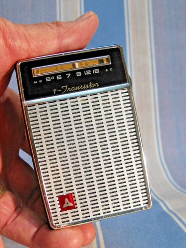 RARE 1962 NATIONAL PANASONIC T-7 TRANSISTOR RADIO w/ CASE - Picture 2 of 8
