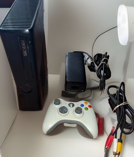 Microsoft Xbox 360 S Console System 4GB 1439, Controller And 3 Sealed Games - Picture 5 of 8
