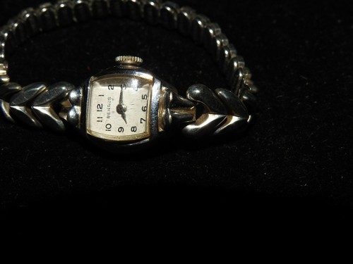 Vintage Ladies Benrus Wrist Watch, Curvex. Winds and Runs - Picture 6 of 7
