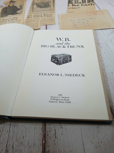 W.B And The Big Black Kofferraum von Eleanor L. Niedeck mit Zeitungsausschnitten, 1980 - Bild 7 von 10