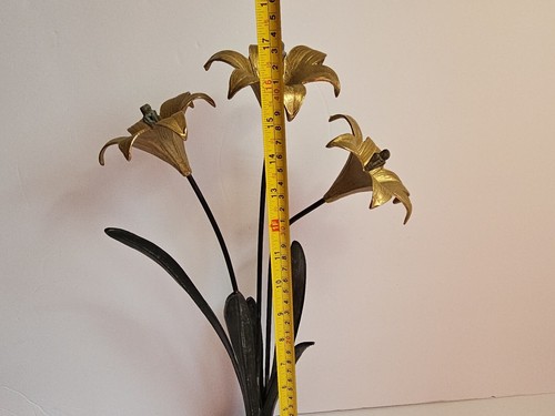 Escultura de mesa brutalista de mediados de siglo moderna de lirios de bronce de latón de lirios del día de Pascua  - Imagen 12 de 15