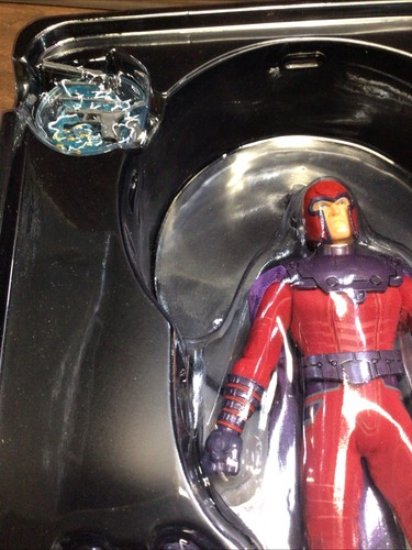 Mezco X-Men Magneto One:12 Action Figure. - Picture 17 of 22