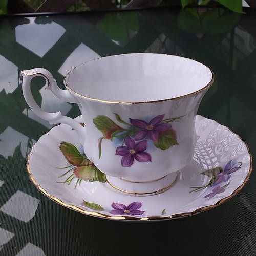 Royal Albert England Purple Violet Pattern Tea/Coffee Cup @ Saucer Set Vintage. - Picture 3 of 11