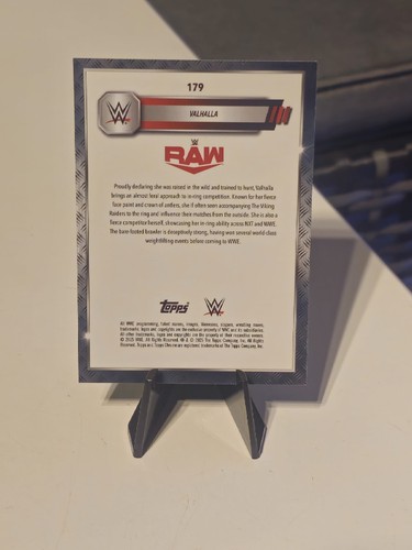2025 Topps Chrome WWE Valhalla Green Geometric Parallel 12/75 RAW #179 - Bild 2 von 3