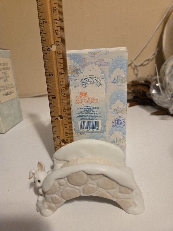 PRECIOUS MOMENT FIGURINE- 533203 - COBBLESTONE BRIDGE- SUGAR TOWN 1994 - RETIRED