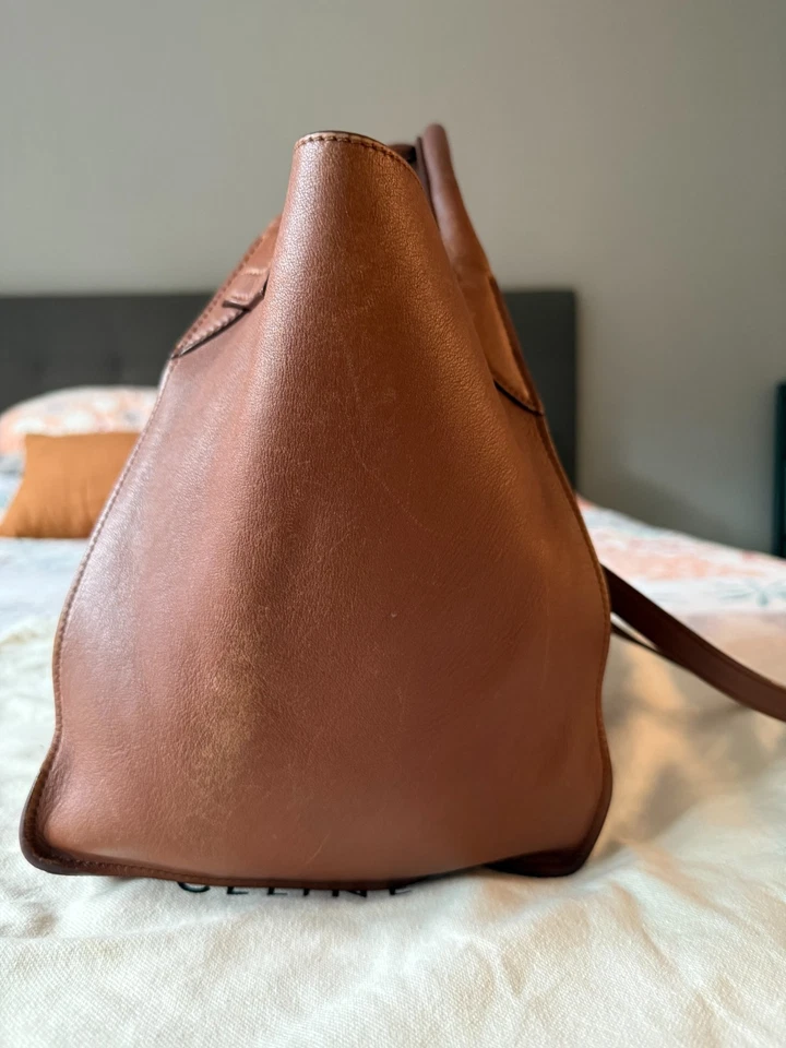 Auténtico bolso grande CÉLINE pequeño - piel de becerro suave tostada con correa larga Foto 2 de 4