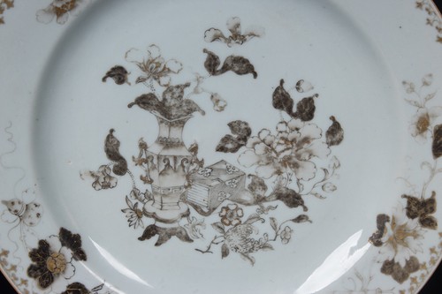 Ein Grisaille - Verzierter Teller. Export Porzellan. China , ca. 1760. Qianlong - Bild 2 von 10