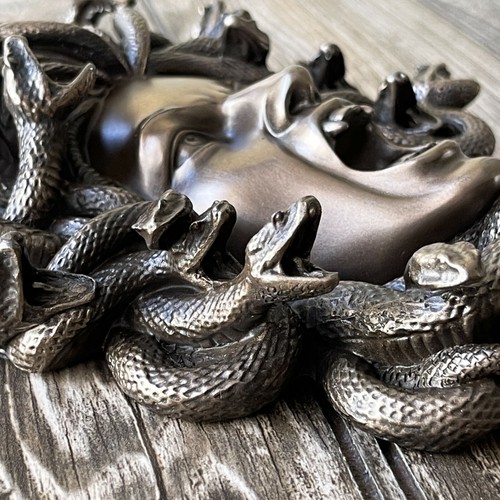 Cabeza de Medusa Estatua Bronce Fundido en Frío Gancho de Pared Mitología Griega Regalo Decoración - Imagen 6 de 9