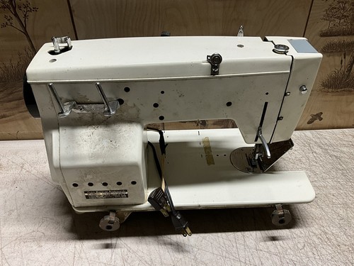 Máquina de coser vintage universal (UN-75) (para piezas/reparación) - Imagen 3 de 6