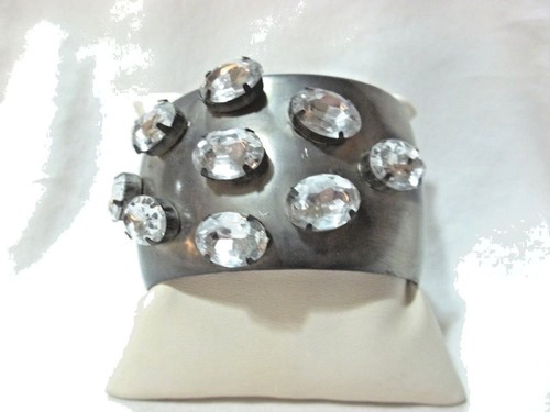NEW CHUNS ADJUSTABLE SILVERY-GRAY TONE & LARGE CLEAR BEAD BANGLE BRACELET...NICE - Picture 1 of 3