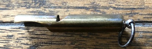 Vintage 58 x 16 mm flache Messing deutsche Signalpfeife - Eisenbahn Militär Polizei etc. - Bild 3 von 5