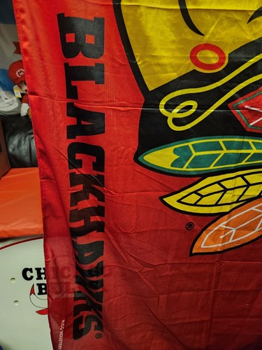 Enganche menor bandera satinada de los Chicago Blackhawks 3'x5' - Imagen 5 de 6