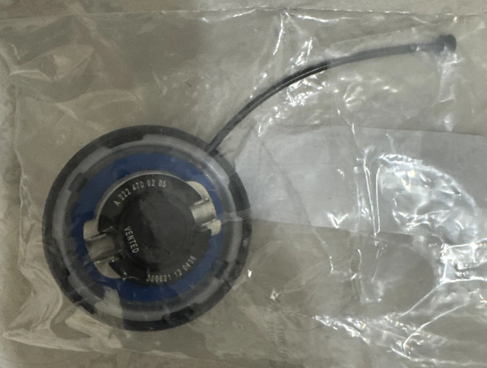 Крышка топливная/газовая подлинная Mercedes 2224700205 Mercedes Benz E350 S550 SL550 GLC300 - Изображение 2 из 2