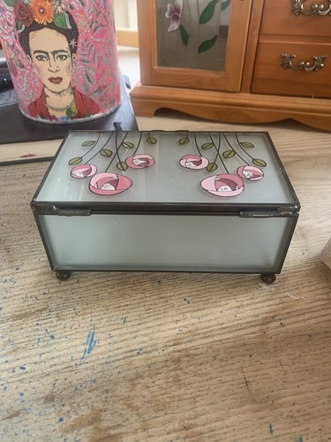 Vintage Style Glass Jewellery Box With Hand painted Design - Picture 3 of 8