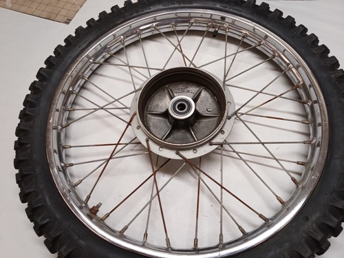 Rueda delantera Honda Elsinore MT250 con buen neumático - Imagen 3 de 6