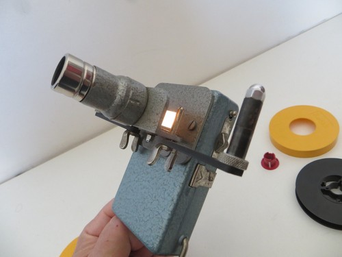 Très originale visionneuse film 8 et super 8 sur lampe de poche type « Wonder » - Foto 11 di 18