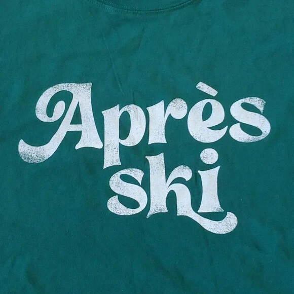 NWT Universal Thread Women's Apres Ski Graphic T-Shirt Green Size