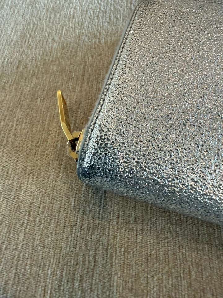 ysl saint laurent cartera grande cremallera alrededor plata metalizada Foto 4 de 4