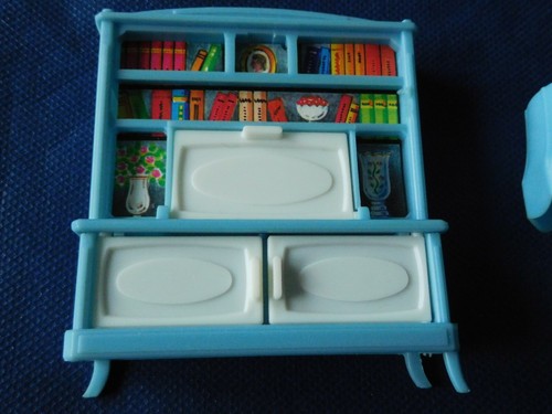 Puppenstube, Einrichtung, Schrank, Sessel, Hocker, Tisch, Lampe, Puppenzubehör - Bild 5 von 8