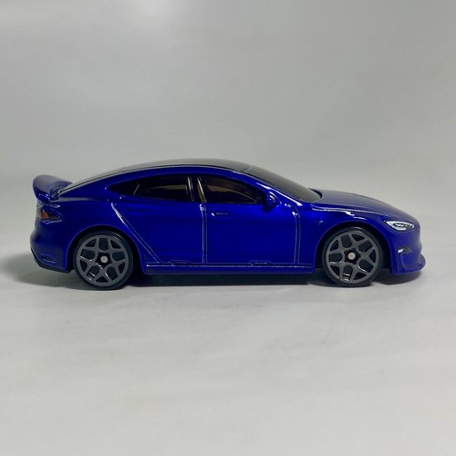 Tesla Model S Plaid 1:64 Collectible Diecast Diorama Model Car Blue #238/Red #9 - Picture 5 of 21