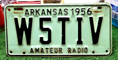 🇺🇸 - ARKANSAS - 1956 AMATEUR RADIO Op - black on pea green, nice license plate