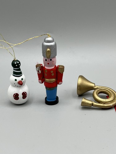 5 VTG Wood Christmas Ornament Hand Painted Snowman Caroler Penguin Moose Soldier - Bild 6 von 7