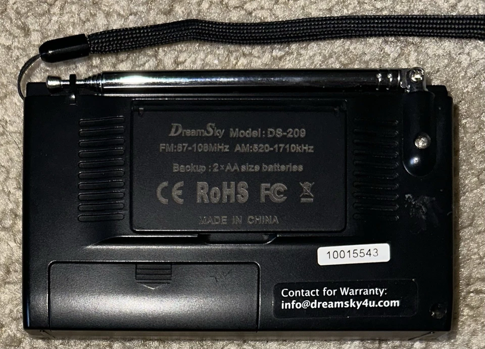 Radio/reloj despertador portátil DreamSky DS-209 AM/FM Foto 2 de 3