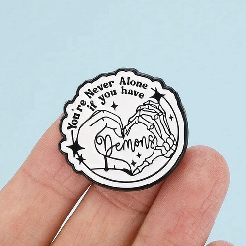Pin esmaltado You’re Never Alone If You Have Demons - Lindo corazón mano esqueleto BPD - Imagen 3 de 5