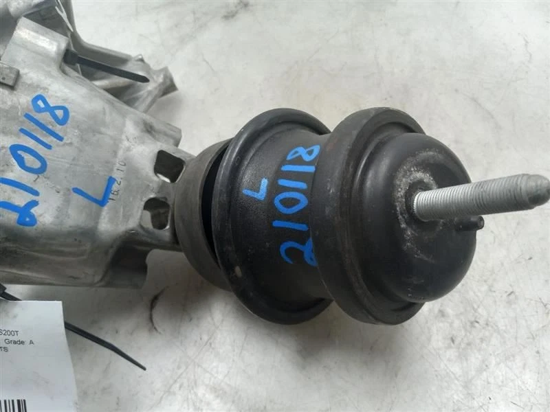 Suportes de motor Lexus IS200T LH e RH 2016 - Imagem 2 de 4