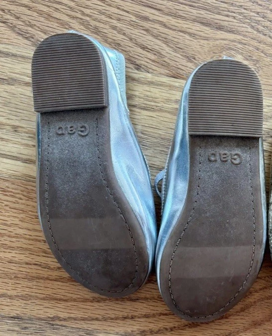 Pisos de ballet Baby Gap clásicos plateados - talla 7 Foto 2 de 3