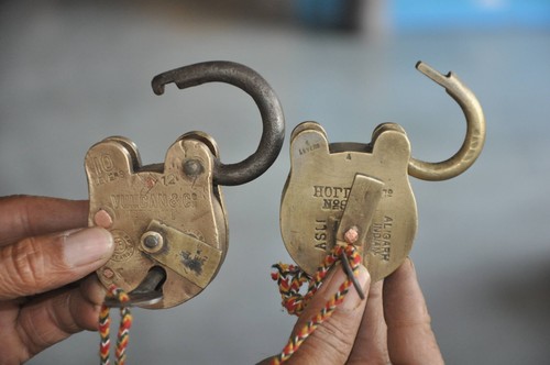2 Pc Vintage Brass VULCAN & HORRSS Brand Handcrafted Solid Heavy Padlock - Picture 10 of 10