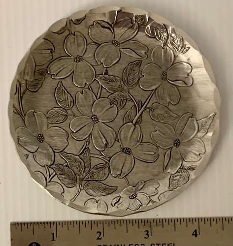 Plato floral pequeño hecho a mano de aluminio martillado Wendell August - Imagen 2 de 4