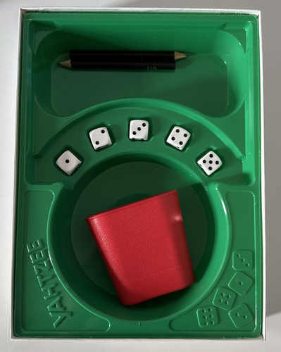 MB Vintage 2002 Yahtzee Original Family 5 Dice Board Game - Complete - Picture 2 of 6