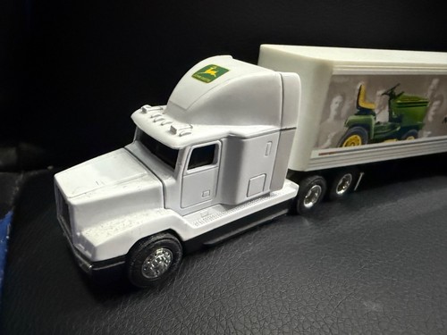 John Deere Nothing Runs Like A Deer Freightliner Conventional Tractor 1:64 ERTL - Imagen 2 de 3