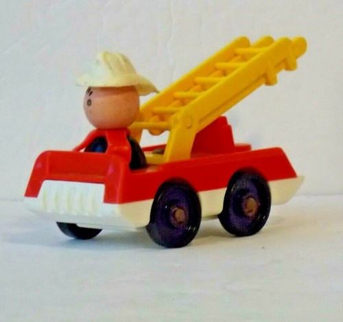 FISHER PRICE Vintage PEQUEÑA GENTE Juego Familia BOMBERO DE MADERA con MOTOR DE BOMBEROS - Imagen 2 de 5