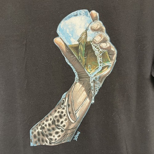 Simms Producto de Pesca Serie Deyang Cerveza Pez Gráfico Camiseta Hombres Talla M Usada en Excelente Condición - Imagen 8 de 9
