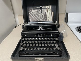 Beautiful! 1938 Royal O Model Glossy Black Typewriter. Clean! With Case Key.