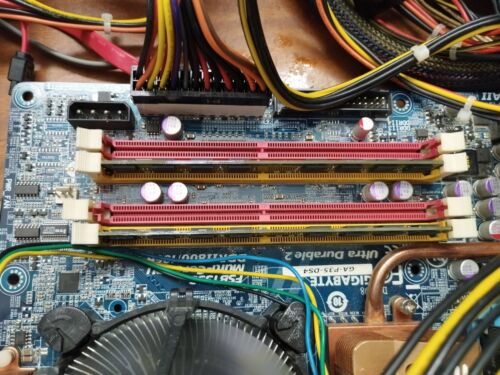 Gigabyte GA-P35-DS4 REV:1.0 socket 775 + Intel Q8200 + 4gb ddr2+ I/O shield - Picture 2 of 6