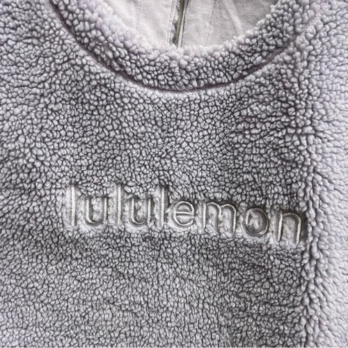 Lululemon strukturiertes Fleece bestickt Logo T-Shirt schwach Lavendel Cropped Größe 6 - Bild 2 von 5