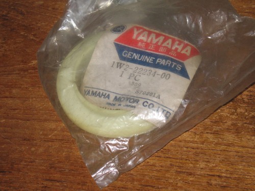 YAMAHA IT175 IT250 IT400 1977-1978 REAR SHOCK SPRING GUIDE NEW OEM 1W2-22234 - 第 1/3 張圖片