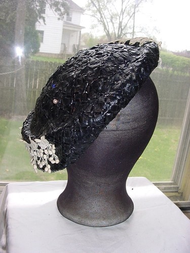 Vintage 50s Black Straw Platter Fascinator Hat White Lace Trim Kentucky Derby - Picture 4 of 9