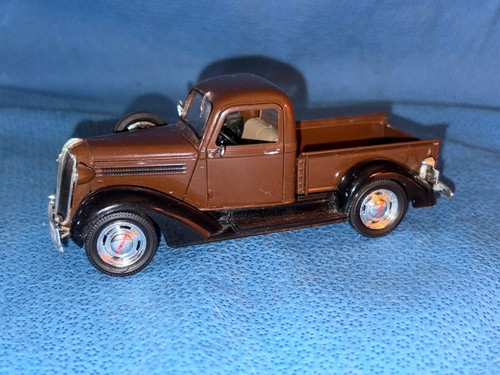 Road Signature 1:24 Brown 1937 Plymouth Pickup Truck Diecast Truck