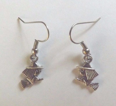 charms argentée sorcière sur son balai 16x11 mm