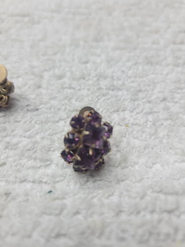 Weiße Ohrringe mit unmarkiertem Strass zum Verschrauben Vintage lila - Bild 3 von 4