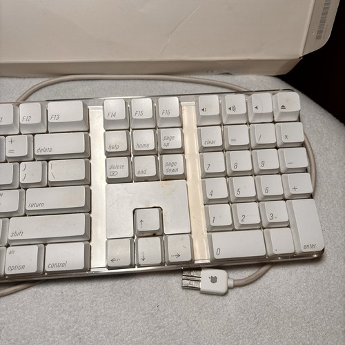Apple Keyboard MB110LL/A A1243 USB Wired Aluminum w/ Box Mac Full Size - Picture 3 of 6
