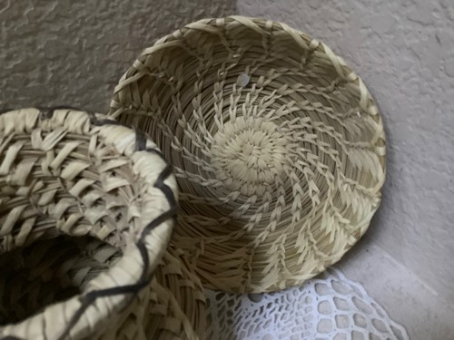 Zwei Vintage Tohona O'odham Papago Indianer Indianer Körbe 6" Neu mit Etikett - Bild 3 von 8